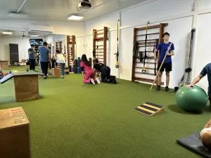 Sala de entrenamiento con césped sintético, cajones y pelotas de ejercicio