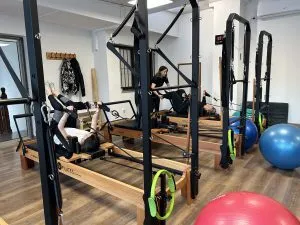 Sala con equipos de Pilates y pelotas de ejercicio