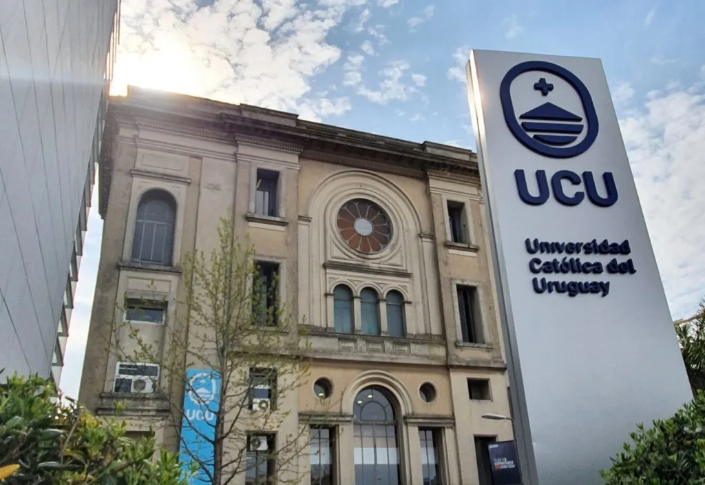 Fachada de la Universidad Católica del Uruguay con su cartel