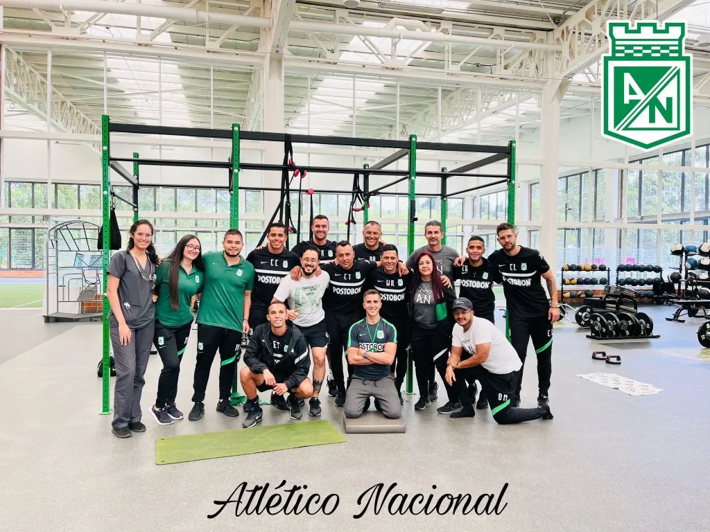 Grupo de profesionales posando en una instalación deportiva de Atlético Nacional